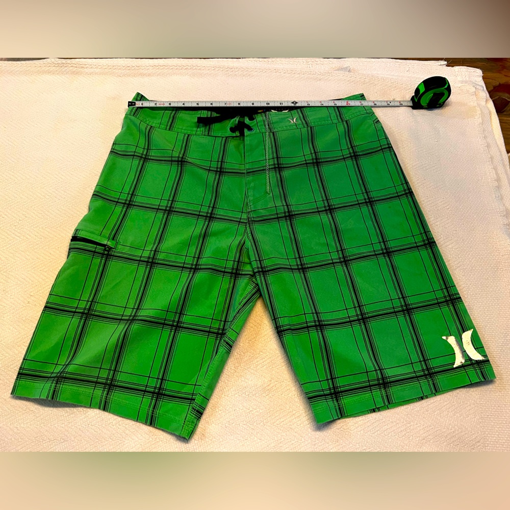 Hurley Phantom green and black used board shorts size 32